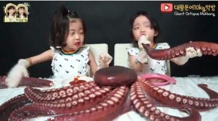 Aksi Bocah Mukbang yang Gemas dan Jadi Kontroversi