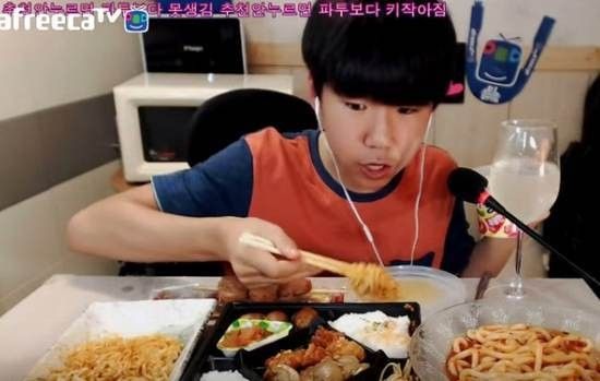 Aksi Bocah Mukbang yang Gemas dan Jadi Kontroversi