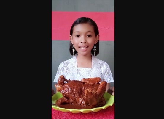 Aksi Bocah Mukbang yang Gemas dan Jadi Kontroversi