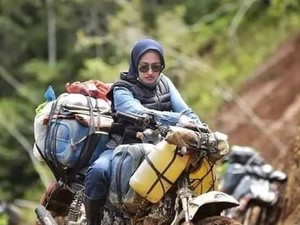 Viral Aksi Bupati Cantik Luwu Utara yang Rela Off Road Demi Antar Sembako