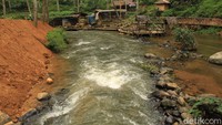 Beberapa kayu bekas jembatan pun banyak tergeletak di sisi sungai. Beruntungnya, air sungai tidak tercemar oleh proyek, masih bersih dan jernih. Batu-batuan yang biasanya tersembunyi di musim hujan, kini mulai terlihat. Foto: (Muhammad Iqbal/detikcom)