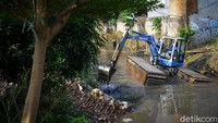Petugas dari Dinas Tata Air Provinsi DKI Jakarta melakukan normalisasi di Kali Krukut, Pela Mampang, Jakarta Selatan, Jumat (11/6/2020).