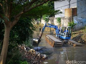 Cegah Banjir, Kali Krukut Dinormalisasi