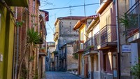 Italia mencoba bangkit dari hantaman COVID-19 dengan kembali membuka pariwisata dan mengajak orang untuk tinggal di negaranya. Salah satunya Kota Cinquefrondi yang sampai mengobral rumah seharga EUR 1 atau Rp 16.000 untuk menyelamatkan populasi kotanya. (Foto: CNN)