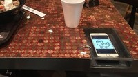 Saat menikmati hidangan di restoran hampa rasanya jika smartphone harus diletakan di tas. Jika harus diletakan di meja khawatir akan ketumpahan minuman atau makanan. Desain meja restoran ini sepertinya menjawab kekhawatiran itu dengan tempat khusus smartphone yang transparan agar tetap bisa memantau notifikasi. Foto: Dok. Brightside.