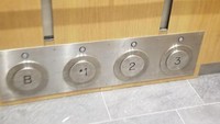 Lift ini didesain dengan tombol lantainya lebih besar dari lift biasa yang diletakan di bagian bawah lift. Jika tangan penuh dapat ditekan menggunakan kaki saja. Foto: Dok. Brightside.