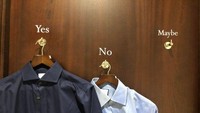 Kebingungan dalam pemilihan outfit sehari-hari  sepertinya dapat dihindari jika ruang ganti atau kamar didesain seperti ini. Anda bisa menentukan di mana letak baju yang akan dipakai atau tidak. Foto: Dok. Brightside.