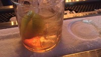 Bar ini melengkapi mejanya dengan es permanen agar minuman pengunjung tetap dingin. Foto: Dok. Brightside.