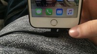 Bagi kaum rebahan desain charger smartphone ini cocok banget digunakan. Saat asik membuka sosial media dan harus sembari nge-cas, gak perlu khawatir kabel bermasalah. Foto: Dok. Brightside.