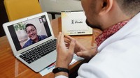 Dokter customer service Prodia melayani telekonsultasi dengan seorang pelangan Prodia di Prodia Health Care, Jakarta, Jumat (12/6/2020). Foto: dok. Prodia
