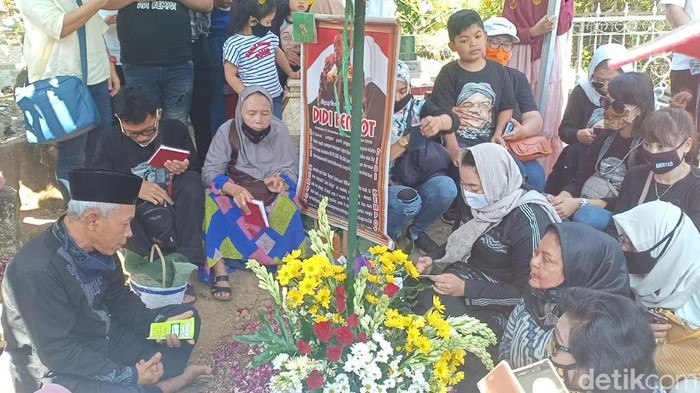 Hari ini merupakan 40 hari meninggalnya Didi Kempot. Yan Vellia, istri kedua Didi Kempot ziarah membawa rasa rindu pada sang maestro campursari.