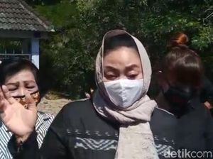 Selain Bawa Rindu pada Didi Kempot, Yan Vellia Ziarah dengan Rombongan Besar