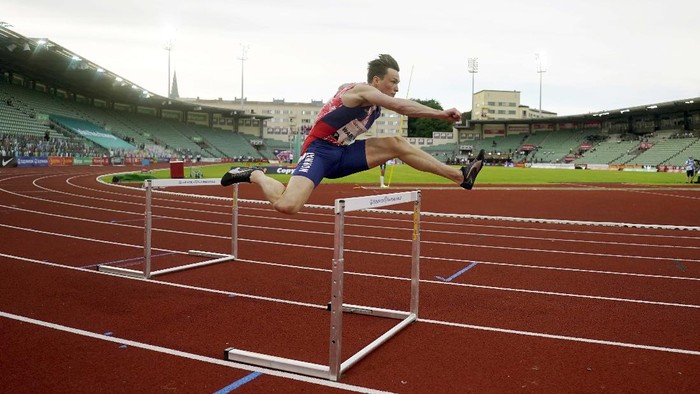 Armand Duplantis of Sweden competes in the pole vault event, during the Impossible Games 2020 in Bislett Stadium, Oslo, Thursday, June 11, 2020. (Cornelius Poppe/NTB scanpix via AP)