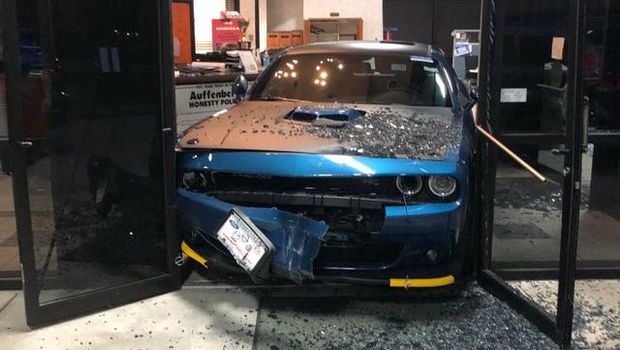 Dodge Challenger gagal dicuri gara-gara tersangkut di pintu dealer