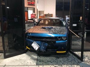 Maling Salah Perhitungan, Curi Mobil Malah Nyangkut di Kusen Pintu