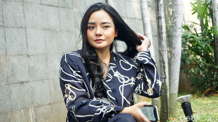 Gita Sinaga saat ditemui di kawasan studio Trans TV.