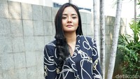 Gita tampil cantik menawan dengan busana berwarna hitam bermotif. Pool/Palevi S/detikFoto.