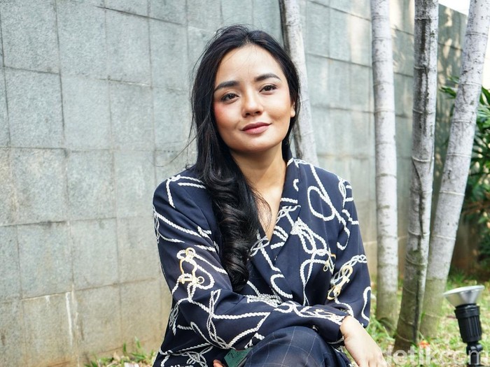Gita Sinaga saat ditemui di kawasan studio Trans TV.