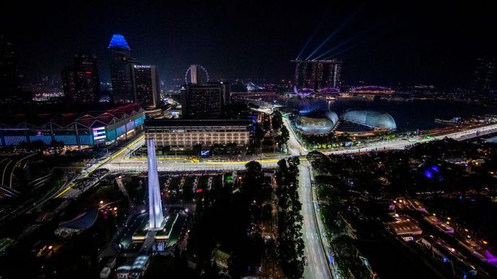 GP Singapura SINGAPORE, SINGAPORE - SEPTEMBER 20: A general view showing Antonio Giovinazzi of Italy driving the (99) Alfa Romeo Racing C38 Ferrari on track during practice for the F1 Grand Prix of Singapore at Marina Bay Street Circuit on September 20, 2019 in Singapore. (Photo by Mark Thompson/Getty Images)