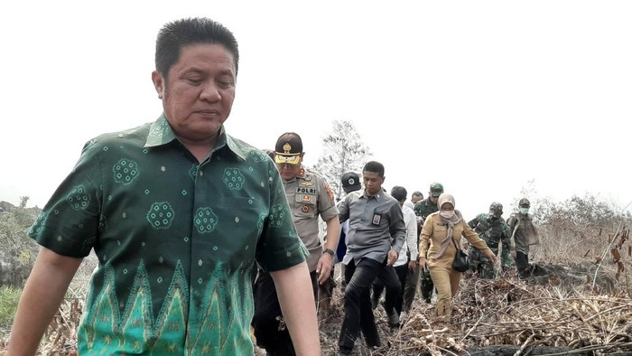 Gubernur Sumsel Herman Deru saat meninjau titik karhutla di OKI pada tahun 2019