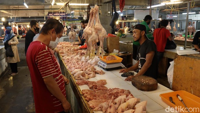 Harga Ayam Potong di Bandung Tembus Rp 45 Ribu Harga ayam potong di Kota Bandung Jawa Barat, atau per Bulan Juni kembali naik. Seperti di Pasar Tradisional Kosambi, Kota Bandung, saat ini harga ayam potong Rp 45 perkilogram, padahal bulan lalu sekitar Rp 35-40 ribu perkilogram.