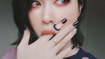Teknik makeupnay seolah bisa tembus keluar dari wajahnya. (Foto: Instagram/hwajang.13)