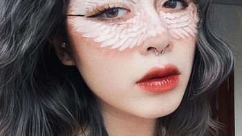 Topeng angsa dengan sentuhan makeup. (Foto: Instagram/hwajang.13)