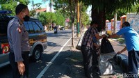 Oleh polisi, sak plastik itu lalu dibuang ke bak sampah terdekat. Evakuasi sak plastik itu menggunakan tandu sebab tercium bau busuk menyengat dan berair. Terpisah, Kanit intelkam Polsek Kota Klaten Ipda Yunianto Andi Prasetyo menyebut sampah itu dibuang orang tidak bertanggung jawab. Masyarakat pun diminta sadar untuk membuang sampah pada tempatnya.