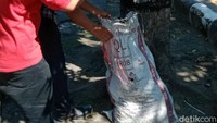 Sebuah karung berbahan plastik warna putih menggegerkan warga Klaten, Jumat (12/6/2020). Karung itu menarik perhatian karena dikerumuni lalat dan belatung.