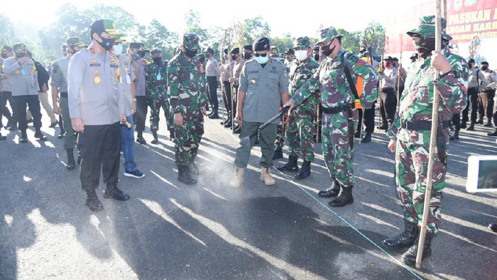 Jajaran TNI-Polri dan Pemprov Kalsel menggelar apel dalam rangka mengecek kesiapsiagaan pasukan gabungan menghadapi ancaman karhutla.