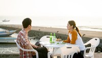 Beradu akting bersama aktor tampan Lee Sang Yoon, begini salah satu adegan mereka saat menikmati soju dan olahan seafood. Foto: Instagram @nara0318