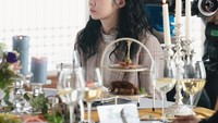 Sepertinya syuting drama Jang Nara tak pernah luput dari adegan dengan makanan. Lihat saja, syuting kali ini ia juga ditemani makanan enak dan mewah, ada champagne di sana. Foto: Instagram @nara0318