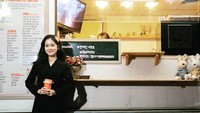 Sudah berkarir sejak remaja, tak heran kalau Nara punya banyak sekali penggemar. Lihat saja posenya bersama food truck kiriman penggemarnya ini. Foto: Instagram @nara0318