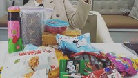 Tak hanya food truck, Jang Nara juga banyak mendapatkan kiriman camilan dari para penggemar. Ada stik cokelat pepero, permen, dan lainnya. Foto: Instagram @nara0318