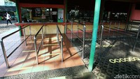 Sejumlah aturan baru diterapkan untuk mencegah penularan virus Corona saat Ragunan beroperasi pada PSBB masa transisi. Di antaranya, pembatasan jumlah pengunjung Ragunan. Pembatasan itu dilakukan dengan cara pengunjung diwajibkan mendaftar secara daring terlebih dahulu untuk mendapatkan tiket masuk.