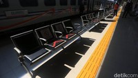 Tidak hanya gerbong kereta, penerapan physical distancing atau pembatasan fisik juga dilakukan di ruang tunggu stasiun.