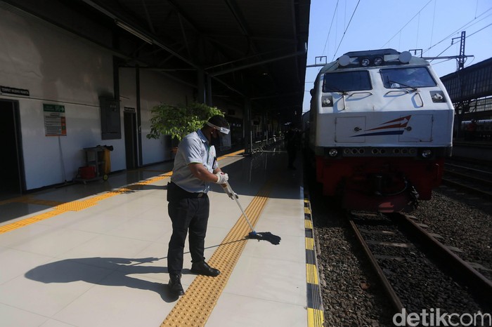 Petugas memeriksan kondisi kereta api Serayu sebelum berangkat di Stasiun Pasar Senen, Jakarta, Jumat (12/6/2020). PT Kereta Api Indonesia Daop 1 Jakarta kembali mengoperasikan kereta jarak jauh reguler per hari ini. Kereta jarak jauh yang kembali beroperasi yaitu kereta Serayu relasi Pasar Senen-Purwokerto berangkat pukul 09.15. Dalam pantauan detikcom tidak ada penumpang dari pasar senen yang berangkat hari ini.