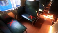 Physical distancing atau pembatasan fisik diterapkan di dalam kereta. Satu baris kursi hanya bisa ditempati satu penumpang.