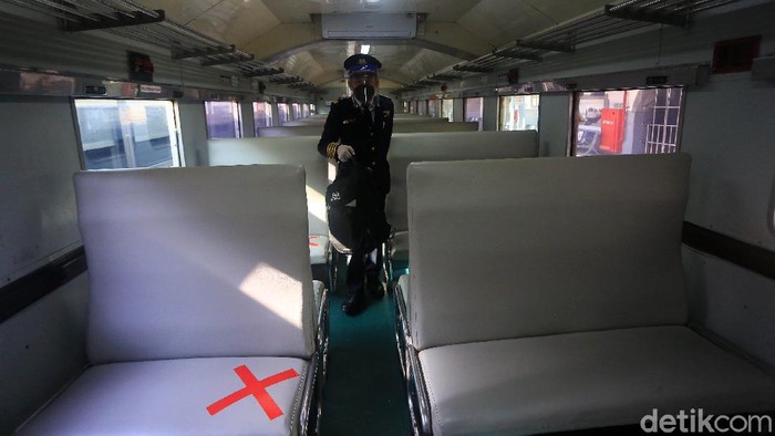 Petugas memeriksan kondisi kereta api Serayu sebelum berangkat di Stasiun Pasar Senen, Jakarta, Jumat (12/6/2020). PT Kereta Api Indonesia Daop 1 Jakarta kembali mengoperasikan kereta jarak jauh reguler per hari ini. Kereta jarak jauh yang kembali beroperasi yaitu kereta Serayu relasi Pasar Senen-Purwokerto berangkat pukul 09.15. Dalam pantauan detikcom tidak ada penumpang dari pasar senen yang berangkat hari ini.