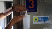 KAI juga menyediakan hand sanitizer di setiap gerbong kereta.
