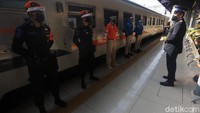 PT Kereta Api Indonesia Daop 1 Jakarta kembali mengoperasikan kereta jarak jauh reguler per hari ini. Petugas memeriksa kesipan sebelum berangkat di Stasiun Pasar Senen, Jakarta, Jumat (12/6/2020). 