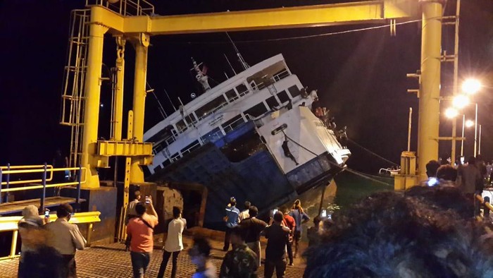 Kapal feri KMP Dharma Rucitra III kandas saat hendak bersandar di Pelabuhan Padang Bai, Karangasem, Bali. Kapal feri KMP Dharma Rucitra III kandas saat hendak bersandar di Pelabuhan Padang Bai, Karangasem, Bali.