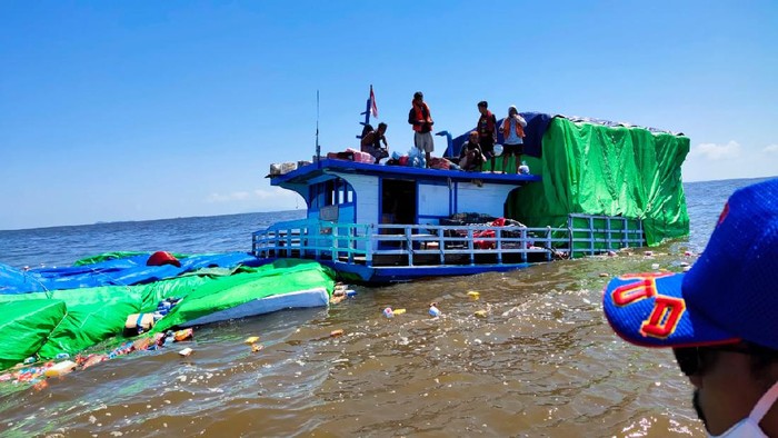 Kapal tenggelam.
