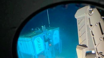 Empat jam menyelam, akhirnya mereka mencapai dasar lautan. Ketika melihat lander penelitian, itu seperti saat aku seorang astronaut dan menemukan wahana yang datang sebelum aku. Rasanya seperti berada di dunia lain, kisahnya. Foto: EYOS Expeditions