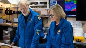 Pada 7 Juni, mereka bersiap-siap dalam misi yang digelar Eyos Expeditions. Pertama kali manusia yang mencapai Challenger Deep adalah oceanographer Swiss, Jacques Piccard dan tentara Amerika Don Walsh di tahun 1960. Foto: EYOS Expeditions