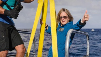Kathy Sullivan dulu menjadi wanita Amerika Serikat pertama yang melakukan space walk di tahun 1984. Sejauh ini, baru delapan orang pernah mendatangi Challenger Deep dan Sullivan satu-satunya wanita. Foto: EYOS Expeditions