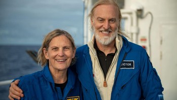 Kathy Sullivan, mantan astronaut NASA dan Victor Vescovo, mantan tentara dan petualang kawakan, menjadi sosok terbaru yang mendatangi Challenger Deep. Foto: EYOS Expeditions
