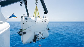 Dibuat oleh Triton Submarines, Limited Factor dibekali sistem pendukung kehidupan. Materialnya dari titanium setebal 90 milimeter, dirancang kuat melindungi penumpang dari tekanan 2.200 metrik ton di dasar lautan. Foto: EYOS Expeditions