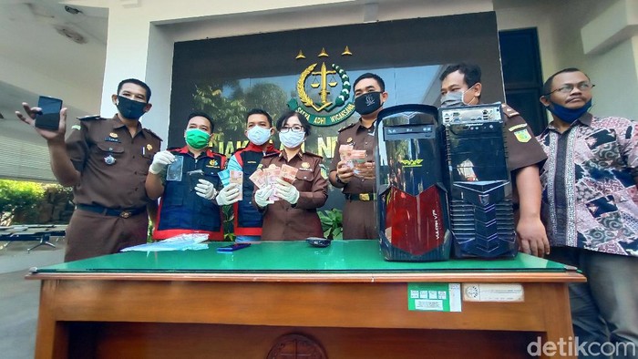 Kejari Kudus saat jumpa pers terkait kasus penggeledahan dan penyegelan kantor PDAM Kudus, Jumat (12/6/2020).