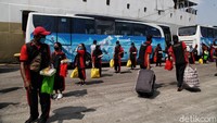 Mereka dipulangkan dengan  pesawat untuk tujuan ke pulau timur dan dengan jalur darat untuk kawasan pulau Jawa.